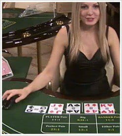 Der Baccarat Tisch in Aktion, hier bekam der Live Dealer eine weitere Karte