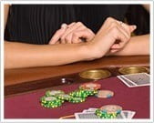 Verschränkte Arme bedeuten einen angehenden heißen Tisch