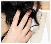 Das Ziehen an den Haaren bedeutet Gefahr durch die Security