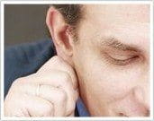 Mit dem Ziehen am Ohrläppchen fragt der Spieler den Running Count vom Spotter ab